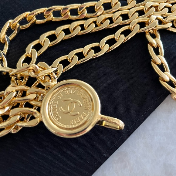CHANEL ✨ MINT CONDITION ✨ 1980’s Rue Cambon 22k Gold Plated Triple Chain Belt - Picture 4 of 9